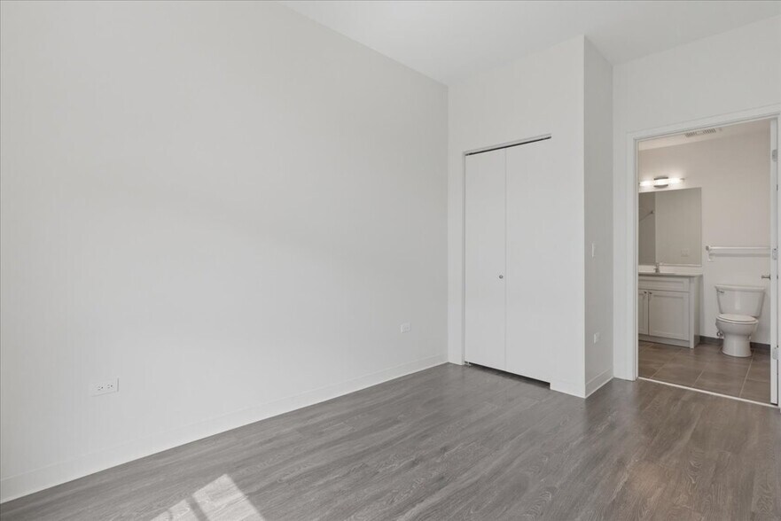 Building Photo - 830 N Milwaukee Ave