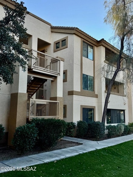 Building Photo - 2550 E River Rd