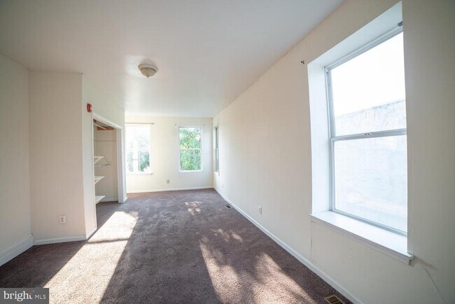 Building Photo - 1850 N 16th St