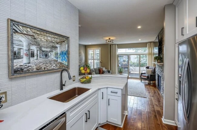 Building Photo - Rare NE Minneapolis Townhome with 2 Stall Garage + Soaking Tub