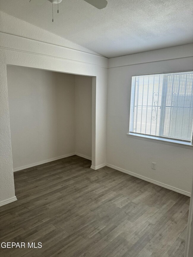 Building Photo - 868 Barandal Dr