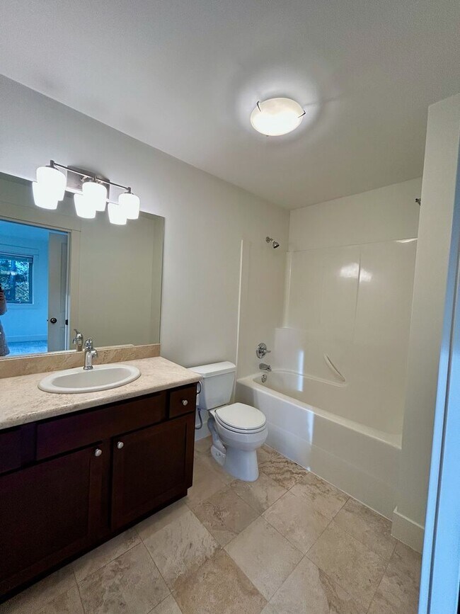 Building Photo - Queen Anne Townhouse