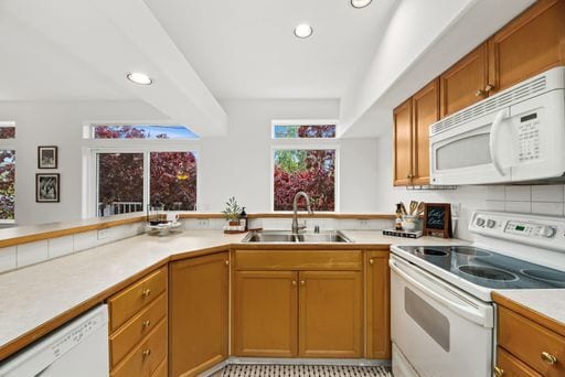 Building Photo - Updated Townhouse in Lynnwood-with Garage ...