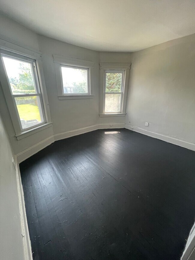 Building Photo - Section 8 Accepted! Spacious Newly Renovat...