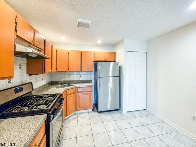 Building Photo - 15 Fisher Dr