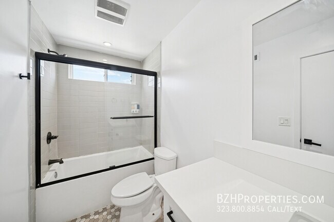 Building Photo - 835 N Harvard Blvd