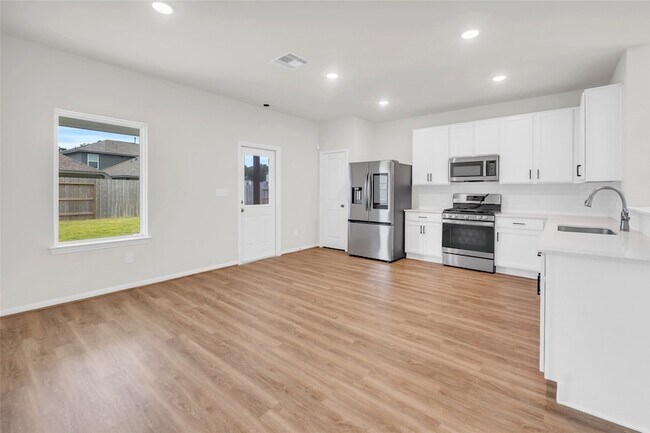 Building Photo - 15100 Crown Mnr Dr