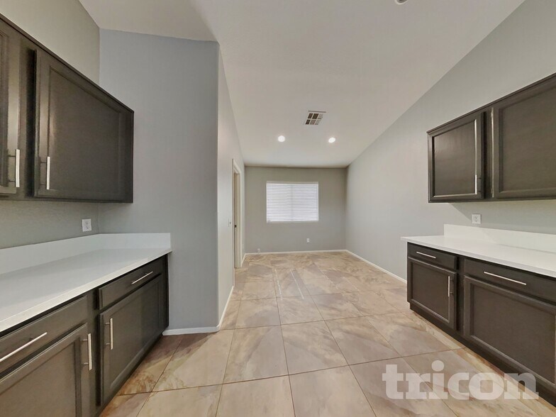 Building Photo - 2030 Maui Surf Ave