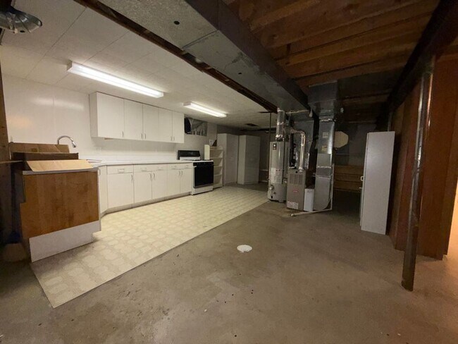 Building Photo - 741 Woods Ct