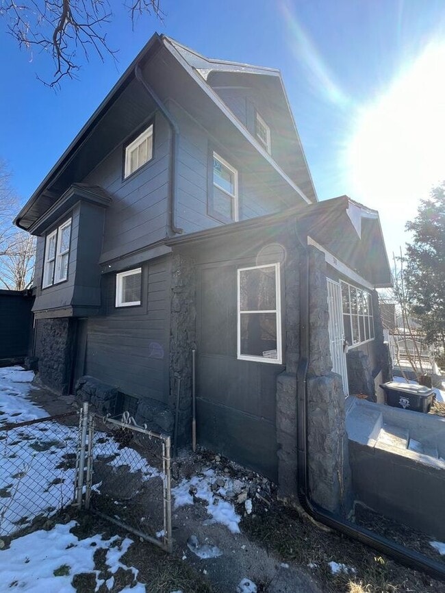 Building Photo - Spacious 5-Bedroom Home with Enclosed Porc...