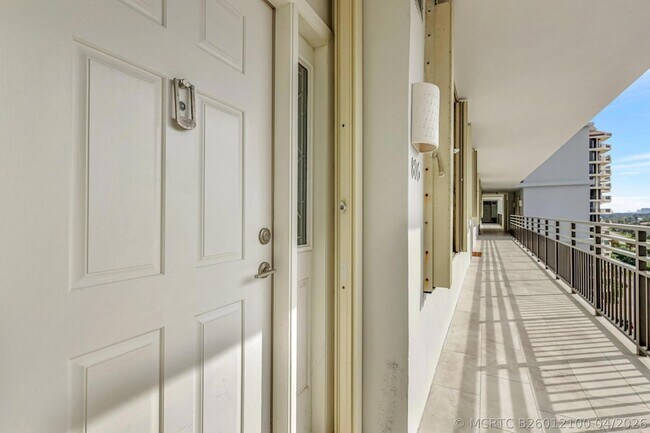 Building Photo - 840 Ocean Dr