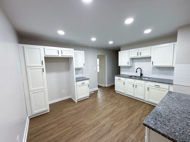 Building Photo - 2479 Kitchner Dr