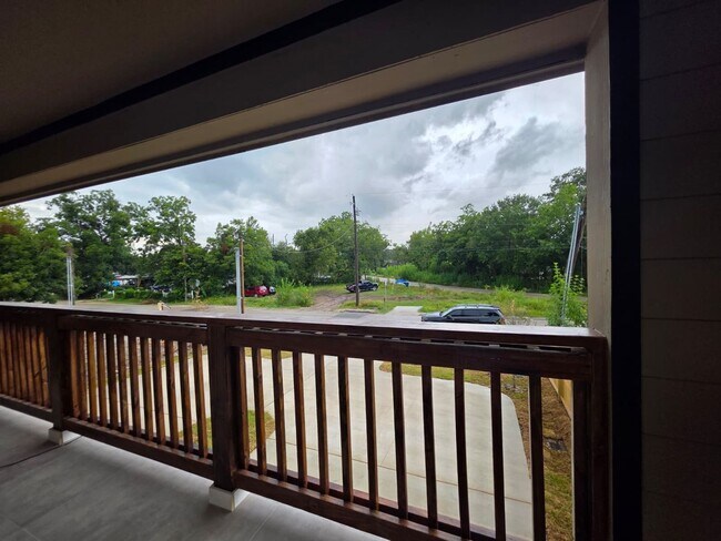 Building Photo - Stunning Duplex with Garage & Modern Finishes