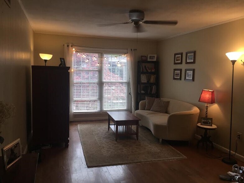 Living room-when furnished - 811 Colony Dr