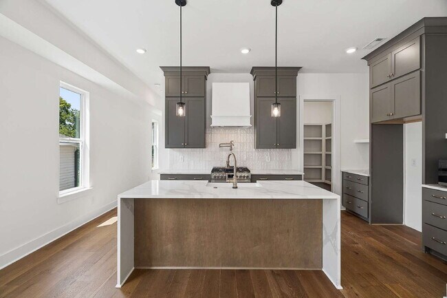 Building Photo - "Chic Nashville Townhouse: 3 Beds, 3 Baths, with Granite Elegance & Cozy Fireplace!"