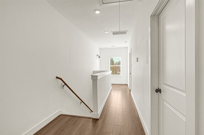 Building Photo - 1405 E 33rd St