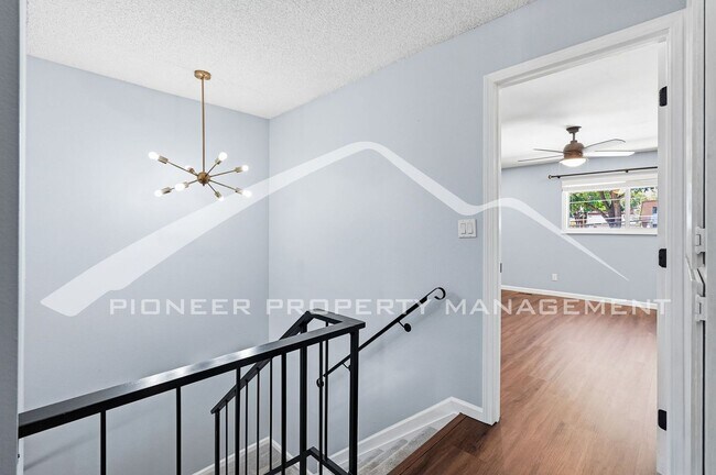 Building Photo - Spacious Townhouse with Washer/Dryer and Central AC