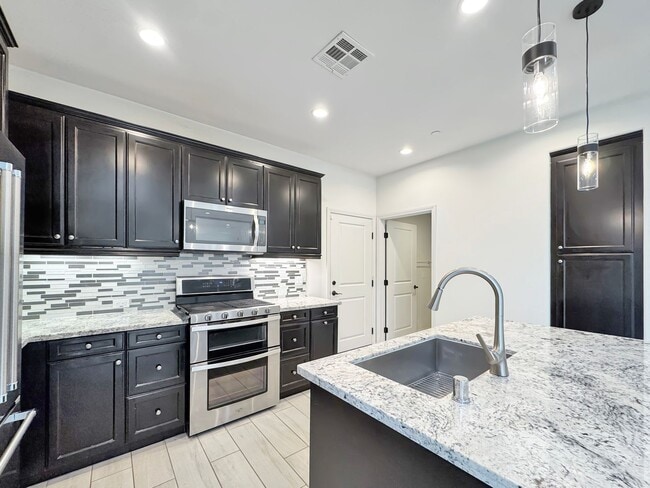 Building Photo - Beautiful 3B/2.5BA Townhome in 4S Ranch!
