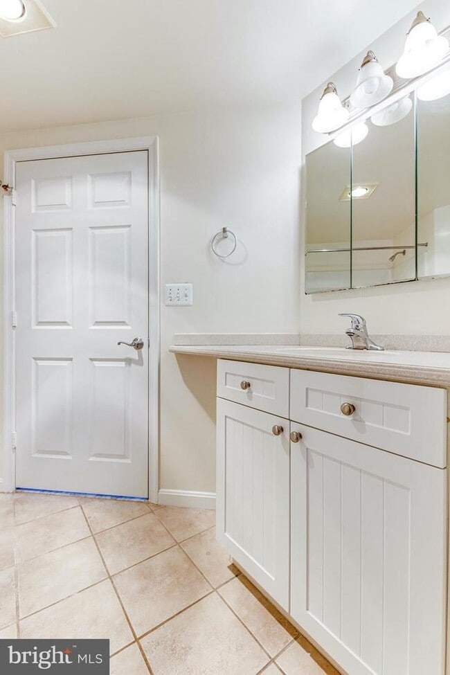 Building Photo - This contemporary, sun-drenched condo is perfect for you!