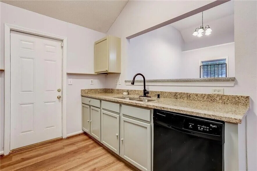 Building Photo - Room in House on Cypress Pointe Dr