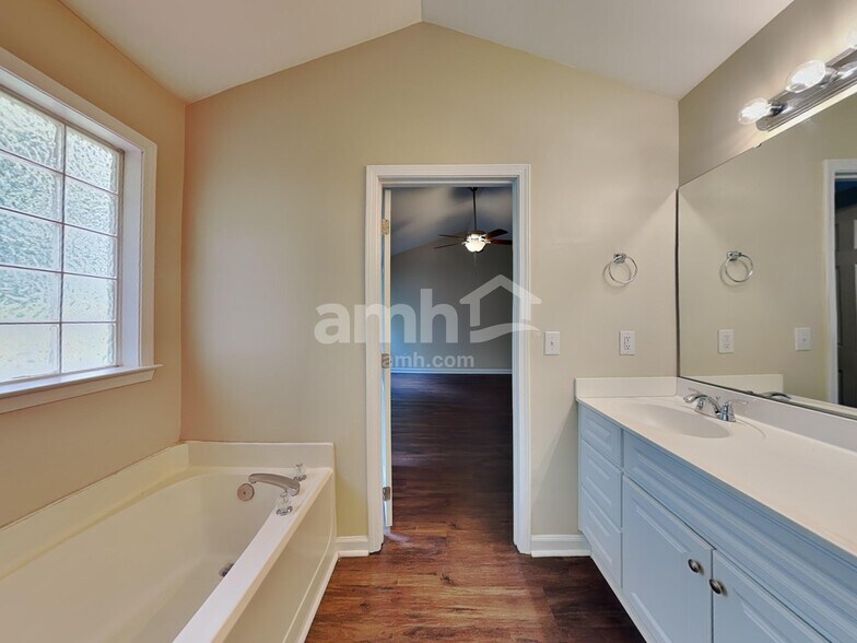 Building Photo - 612 Hanska Way