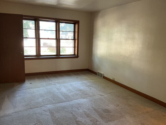 Building Photo - 2865 N Hartung Ave