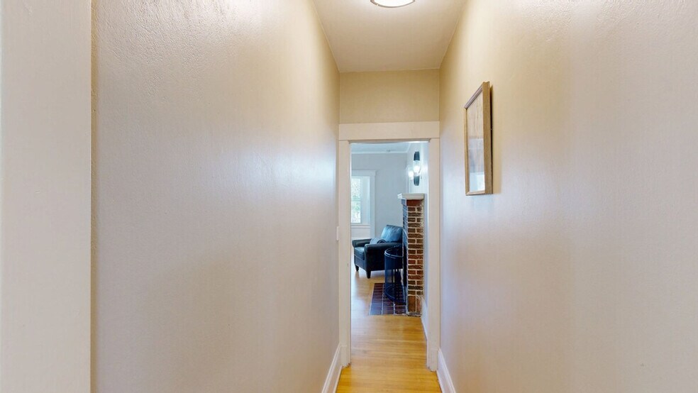 Building Photo - 128 1/2 Elm St