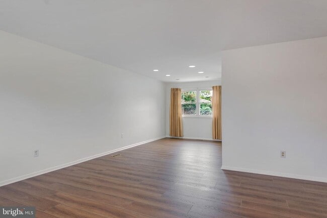 Building Photo - 852 Birchwood Ct