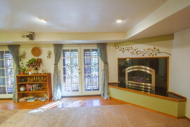 Building Photo - 1660 W University Heights Dr N