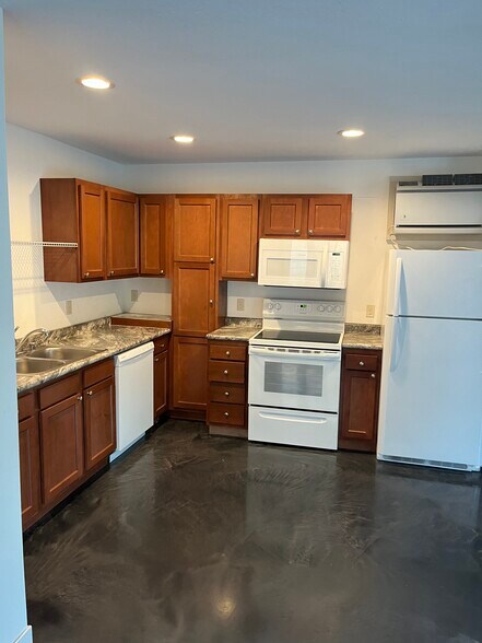 Building Photo - 1552 Beloit Ave