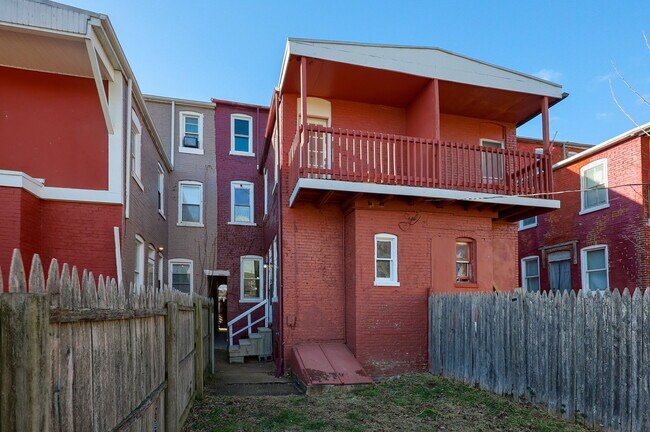 Building Photo - 227 S Ann St