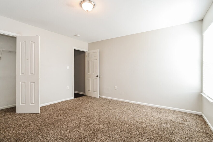 Building Photo - 3609 Shallow Oak Ct