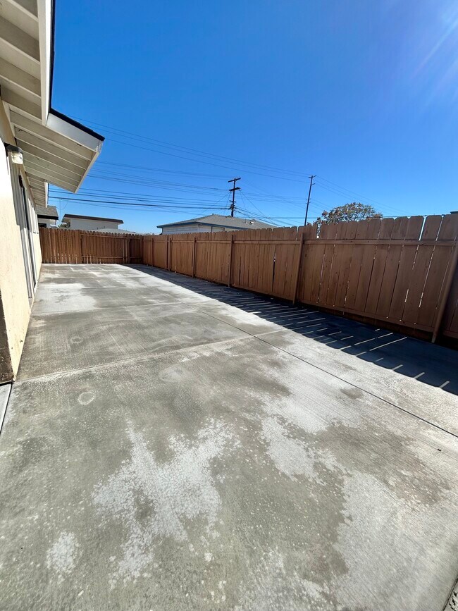 Building Photo - 1685 Donax Ave
