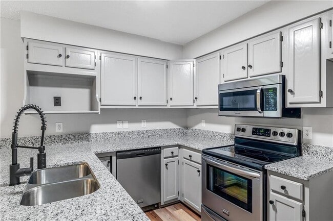 Building Photo - 1326 Cushing St