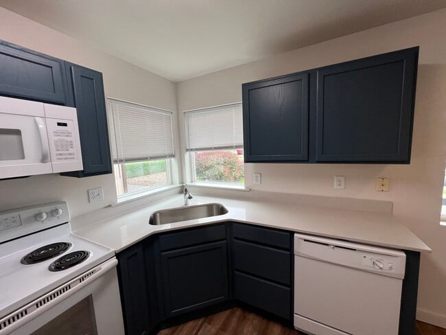 Building Photo - 3 Bedroom Home - Newly Renovated!