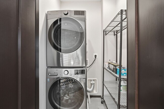 Building Photo - This exceptional West Market location is just steps from Reston Town Center, offering convenient ...