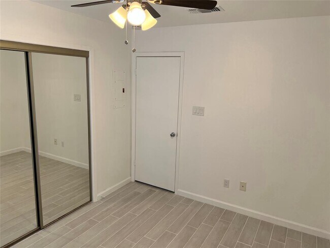 Building Photo - 1015 E Yager Ln