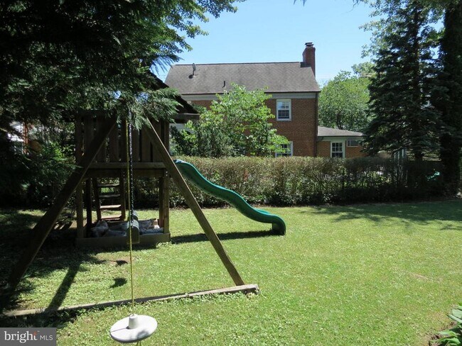 Building Photo - 9603 Evergreen St