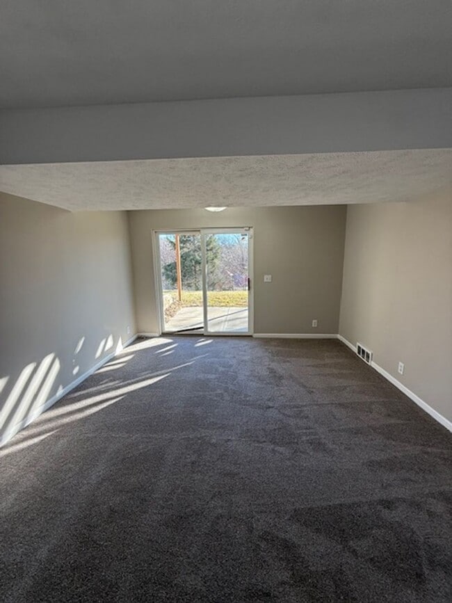 Building Photo - Comfortable & Convenient 3 Bedroom Near Recreation & Trails!!