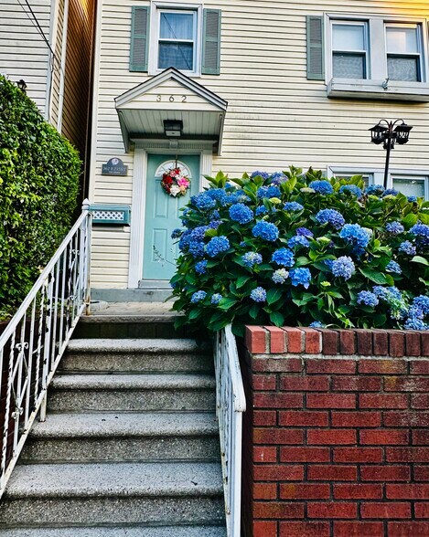 Building Photo - 362 E 235th St