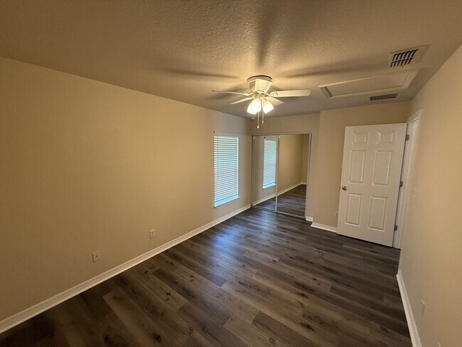Building Photo - 2 Bedroom, 2 1/2 Bathroom Apartment