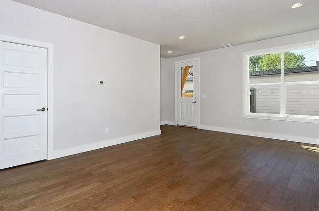 Building Photo - 2805 W Pleasanton Ave