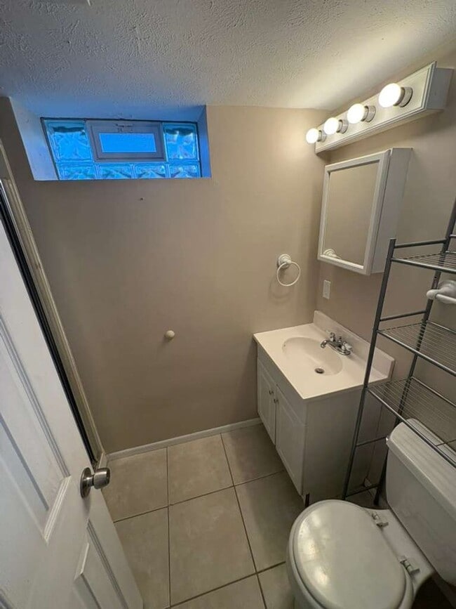 Building Photo - Discover a beautifully updated 3-bedroom, 2-bathroom single-family home.