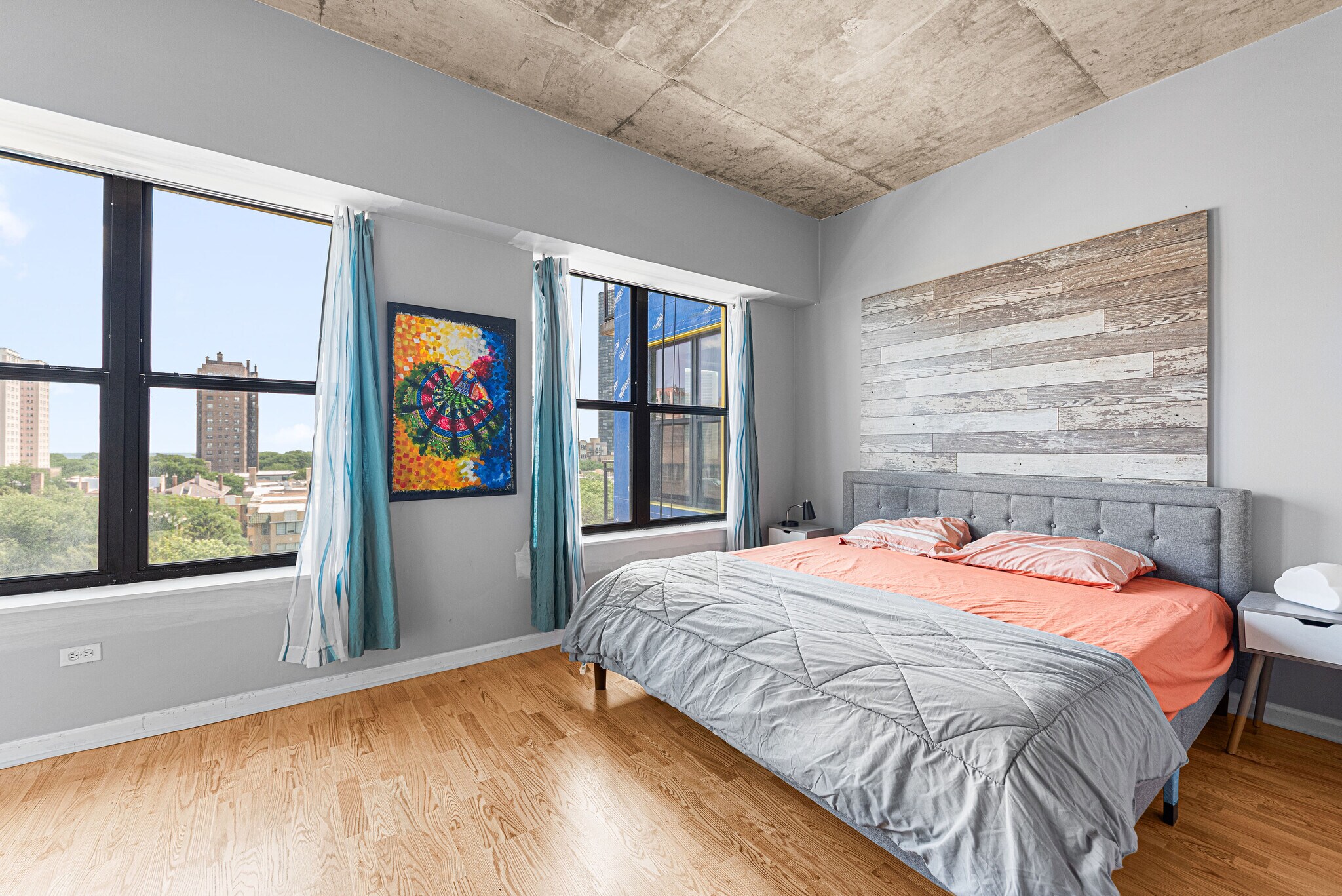 master bed - 1122 W Catalpa Ave