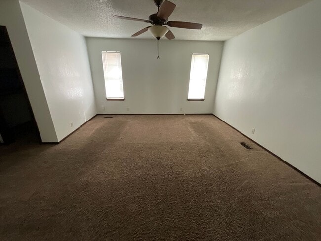 Building Photo - 3 bed, 2 bath, 2 car garage