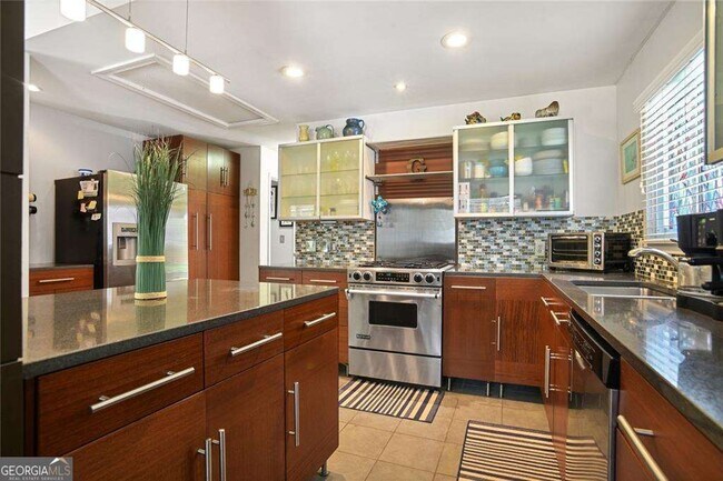 Building Photo - 2056 Arlington Ave NE