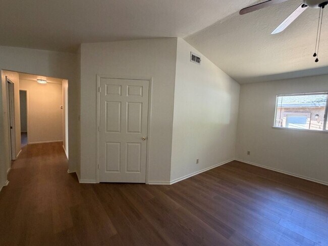 Building Photo - 1321 Chestnut Ln