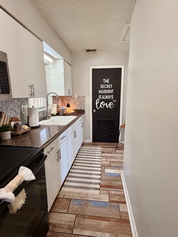 Building Photo - 704 W 13th St