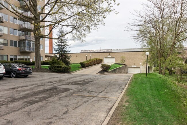 Building Photo - 1400 East Ave