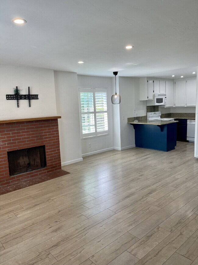 Building Photo - $2,990 - 2 Bed / 3 Bath Beautiful Condo in North Park